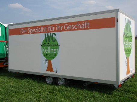 Weißes WC in einem modernen, minimalistischen Badezimmer.